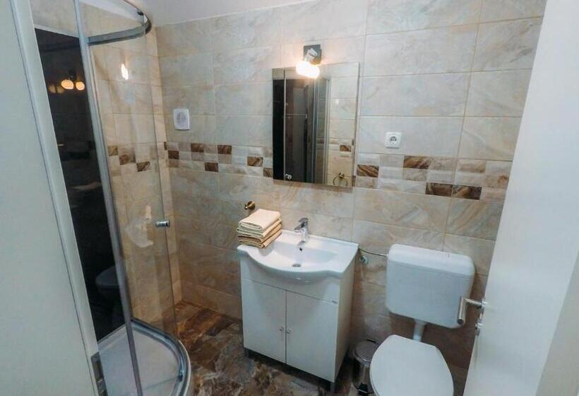 חדר משפחתי, Casa Mindru