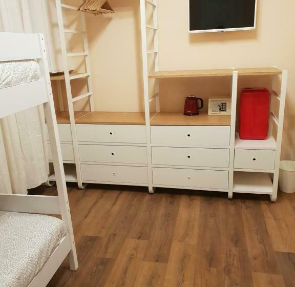 غرفة عائلية, Glam Resort G H O S T E L