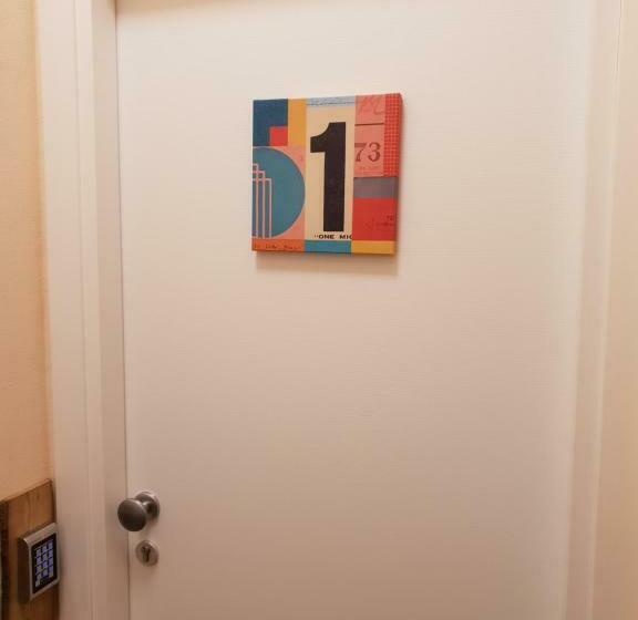 غرفة عائلية, Glam Resort G H O S T E L