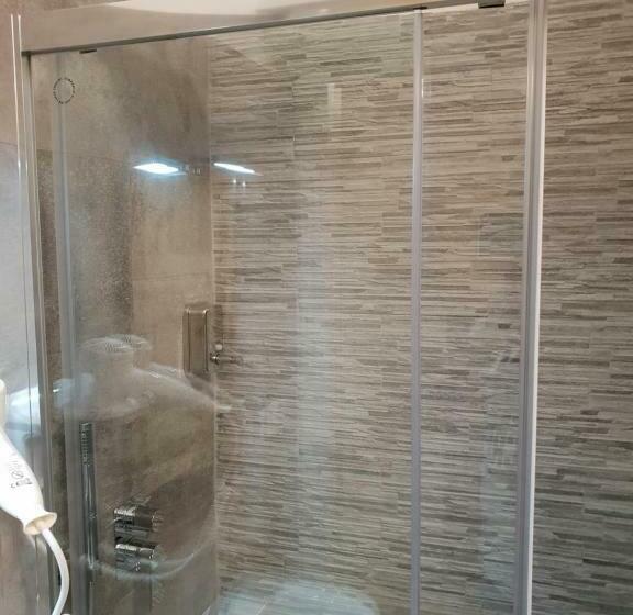 غرفة عائلية, Glam Resort G H O S T E L