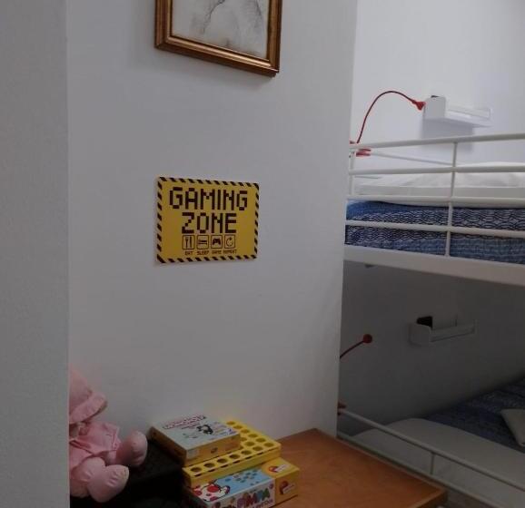 غرفة ديلوكس رباعية, Glam Resort G H O S T E L