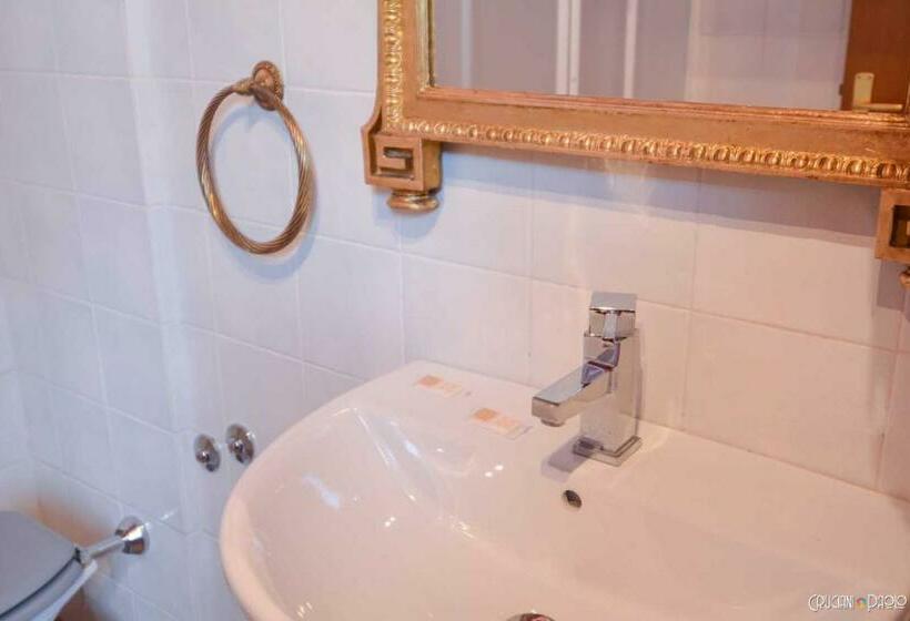 سوییت اجرایی, Torre Caetani  Night In A Medieval Tower