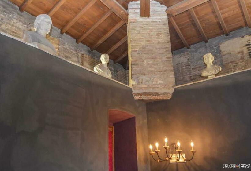 سوییت اجرایی, Torre Caetani  Night In A Medieval Tower