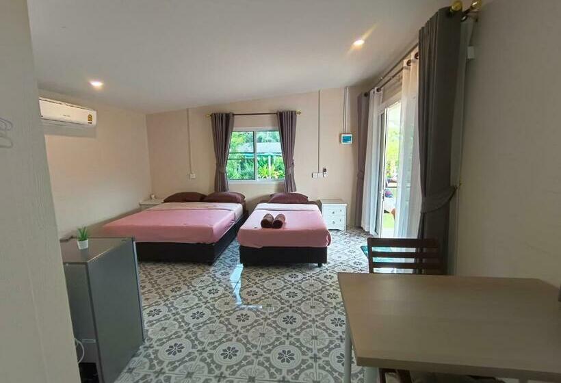 패밀리 방갈로, บ้านในสวนรีสอร์ทbannnaisuan Resort