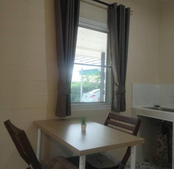 패밀리 방갈로, บ้านในสวนรีสอร์ทbannnaisuan Resort