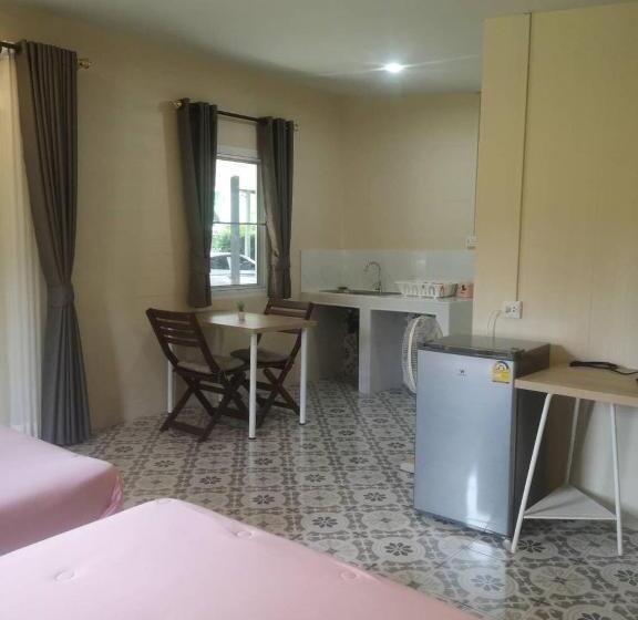 패밀리 방갈로, บ้านในสวนรีสอร์ทbannnaisuan Resort