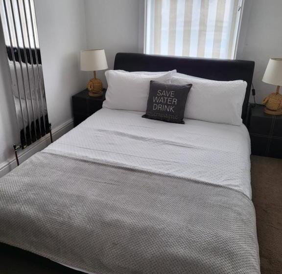 패밀리 스튜디오, 140 Bond