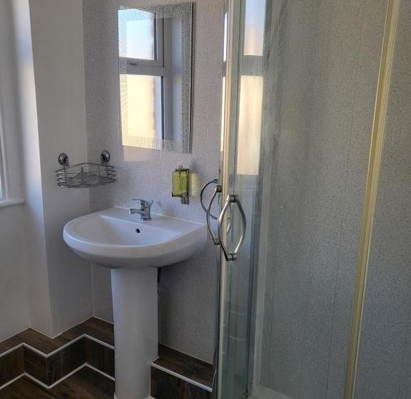 패밀리 스튜디오, 140 Bond