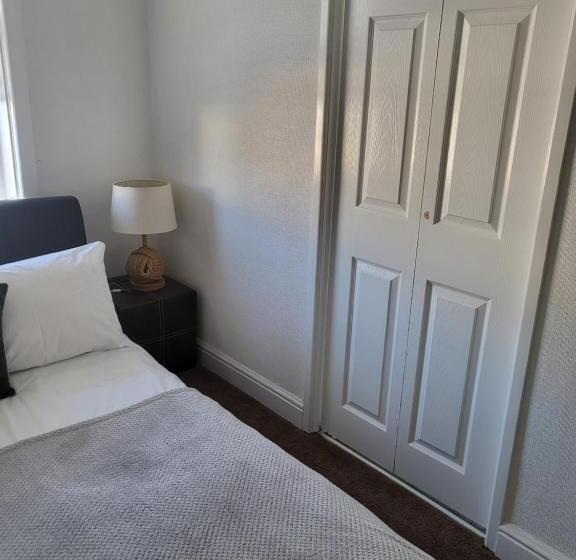 패밀리 스튜디오, 140 Bond