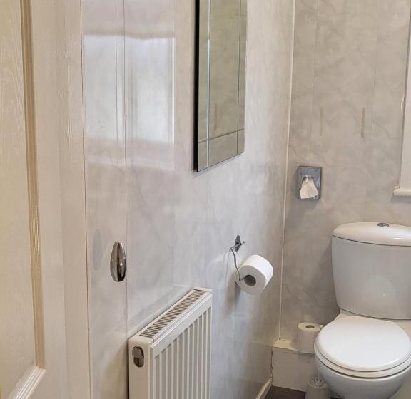 수피리어 룸, 140 Bond