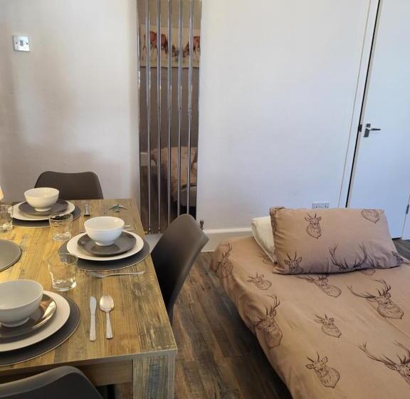 패밀리 스튜디오, 140 Bond