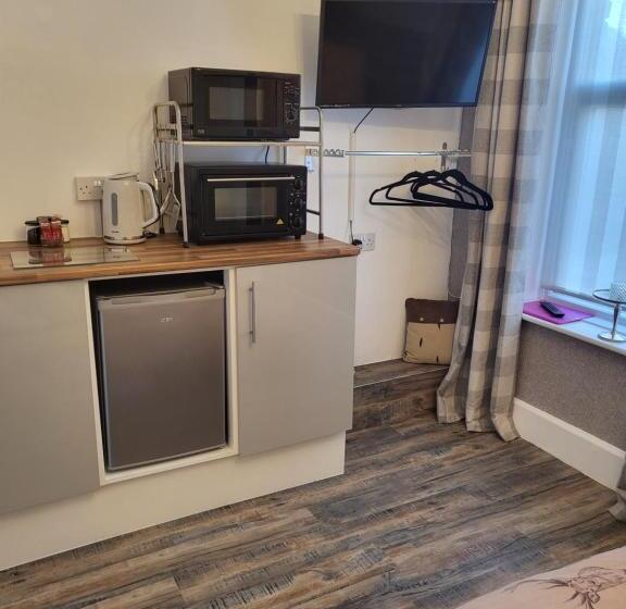 패밀리 스튜디오, 140 Bond