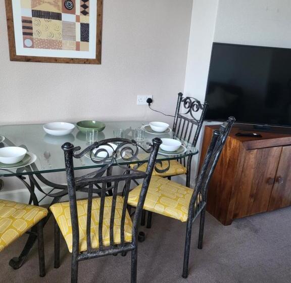 침실 3개 아파트, 140 Bond