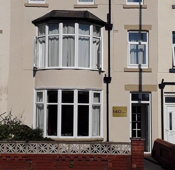 침실 3개 아파트, 140 Bond