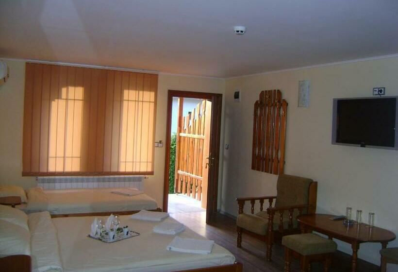 Трехместный Номер Стандарт с Балконом, комплекс рожена, хотел, хотелски комплекс рожена