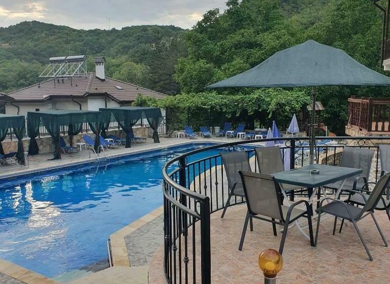 Трехместный Номер Стандарт с Балконом, комплекс рожена, хотел, хотелски комплекс рожена