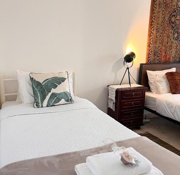 标准三人间共用浴室, Gardens Guest House