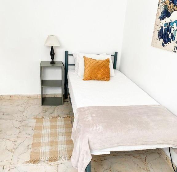 单人经济间, Gardens Guest House