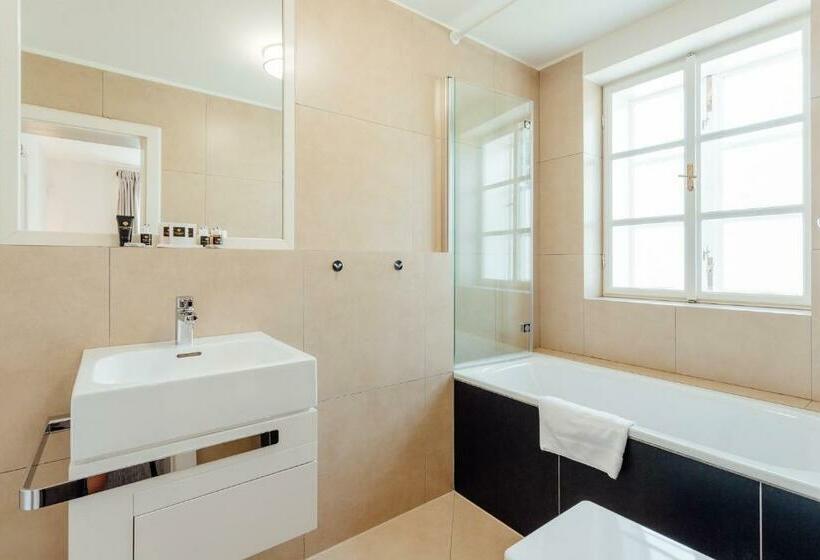 غرفة أساسية, Glaus