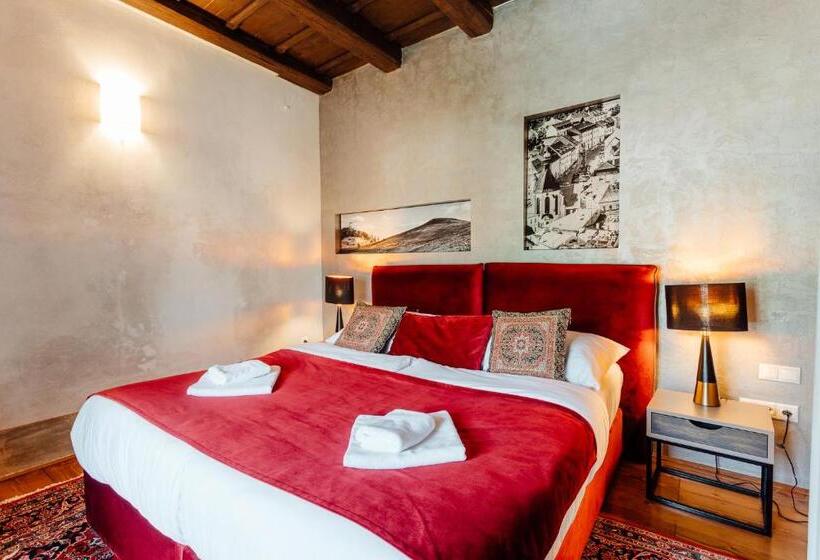 شقة غرفة واحدة, Glaus