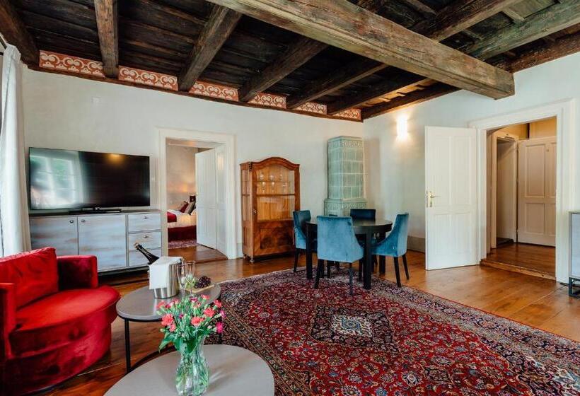 شقة غرفة واحدة, Glaus