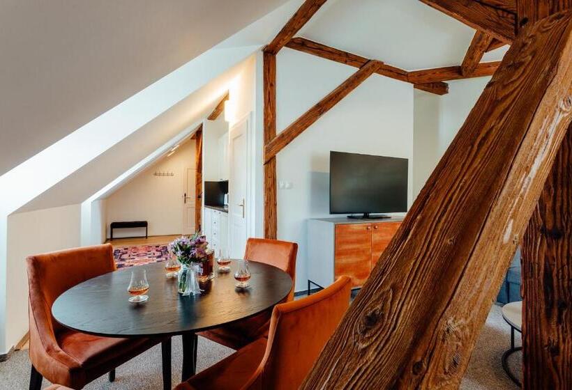 شقة غرفة واحدة, Glaus