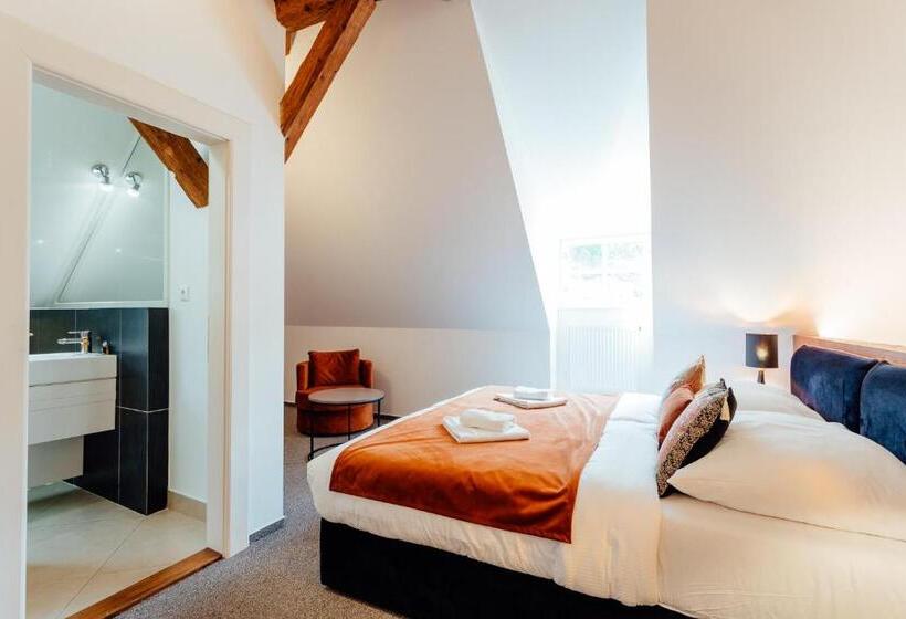 شقة غرفة واحدة, Glaus