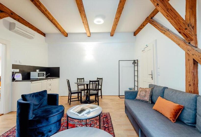 شقة غرفة واحدة, Glaus