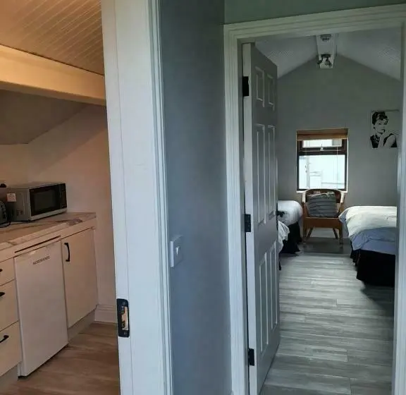 Family Room, Johnny B S B&b