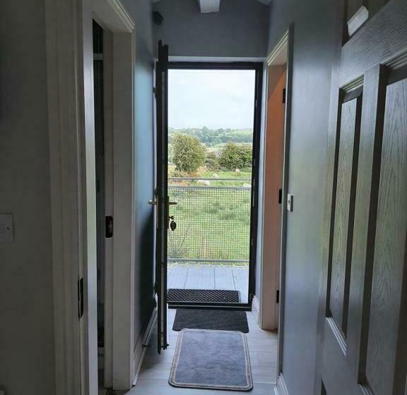 غرفة عائلية, Johnny B S B&b