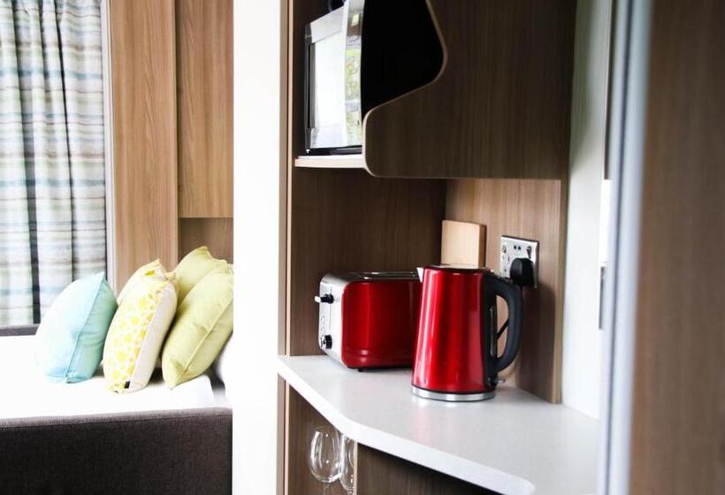 إستوديو قياسى, Herons Lake Retreat Hot Tub Lodges