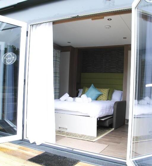 إستوديو قياسى, Herons Lake Retreat Hot Tub Lodges