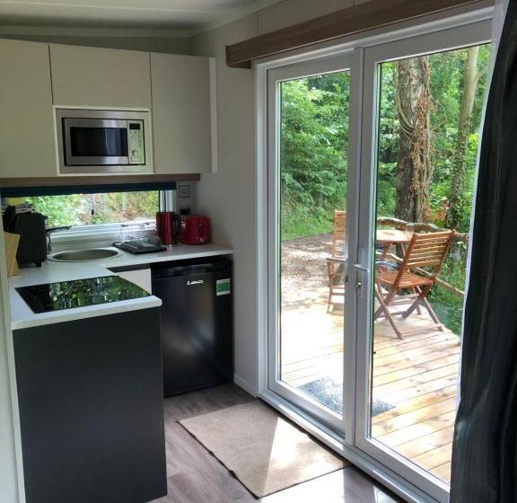 إستوديو قياسى, Herons Lake Retreat Hot Tub Lodges