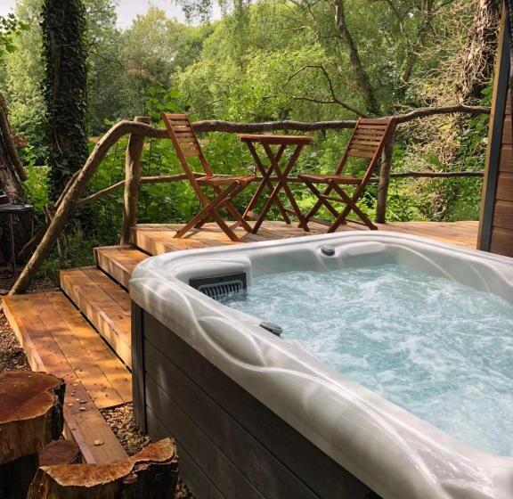 إستوديو قياسى, Herons Lake Retreat Hot Tub Lodges