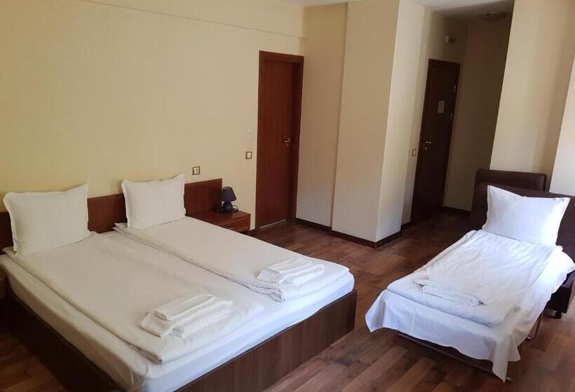 Habitació Triple Estàndard, семеен хотел федора