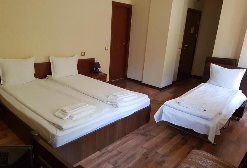 Habitació Triple Estàndard, семеен хотел федора