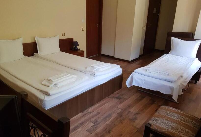 Habitació Triple Estàndard, семеен хотел федора