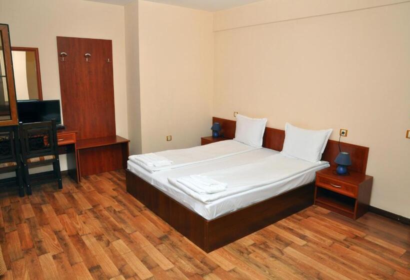 Habitació Triple Estàndard, семеен хотел федора