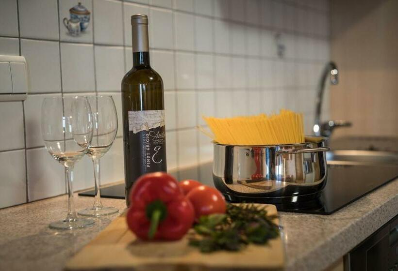 Апартаменты 1 Спальня, Hofer Hof