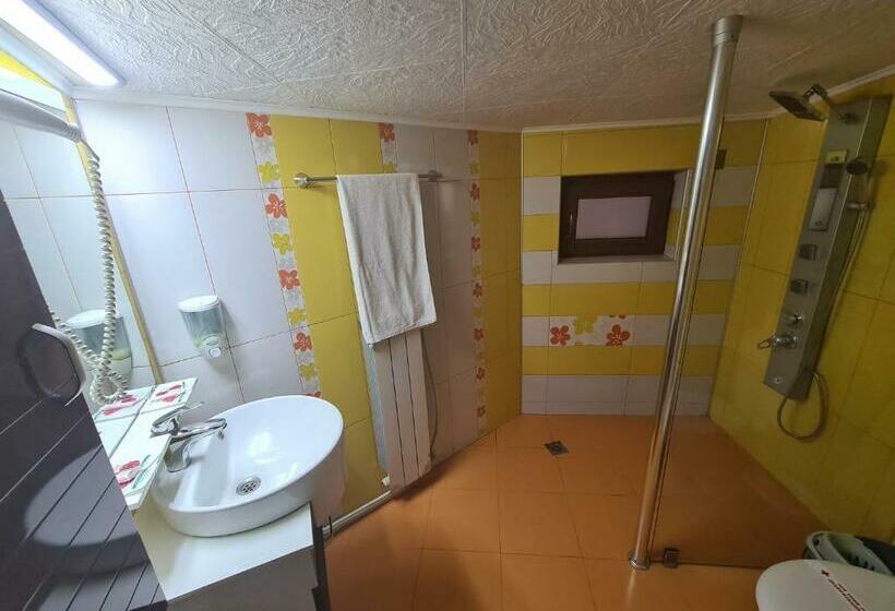 חדר סטנדרטי לחמישה אנשים, Vila Kalvachevi