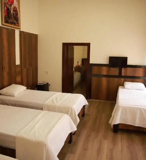 اتاق خانوادگی, Aslan Guest House