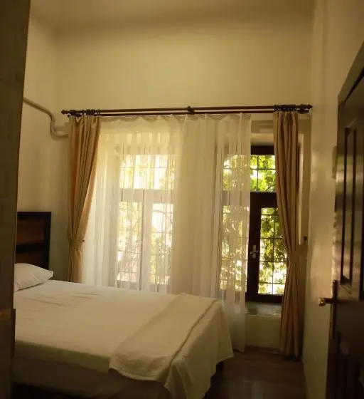 اتاق خانوادگی, Aslan Guest House