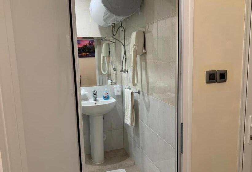 اتاق استاندارد با سرویس بهداشتی مشترک, Guest Rooms Donovi