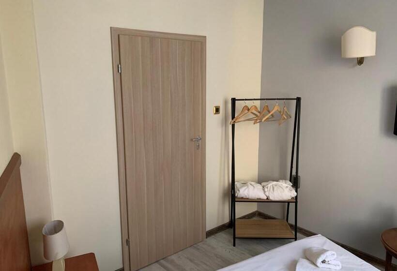 اتاق استاندارد با سرویس بهداشتی مشترک, Guest Rooms Donovi