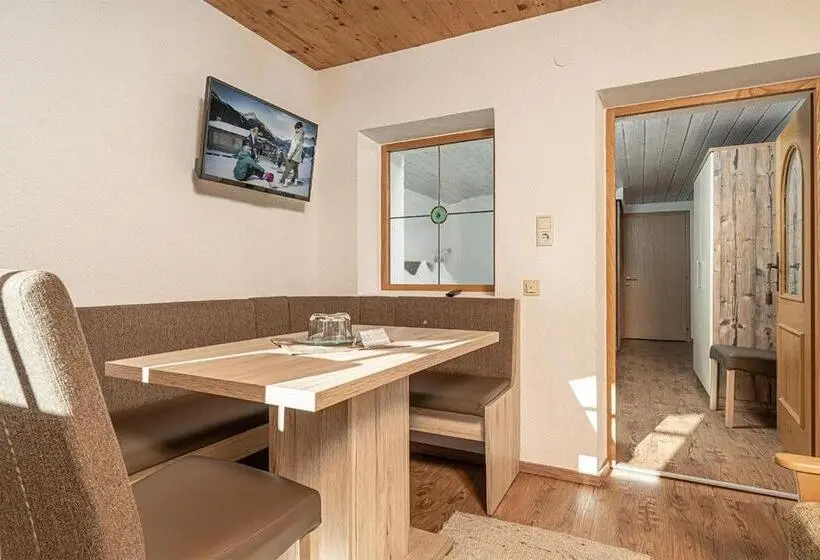 اتاق استاندارد سه نفره, Pension Berggeist