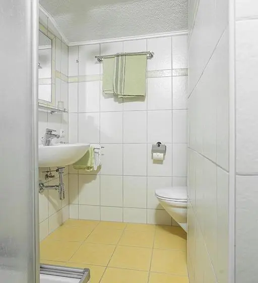 اتاق استاندارد سه نفره, Pension Berggeist
