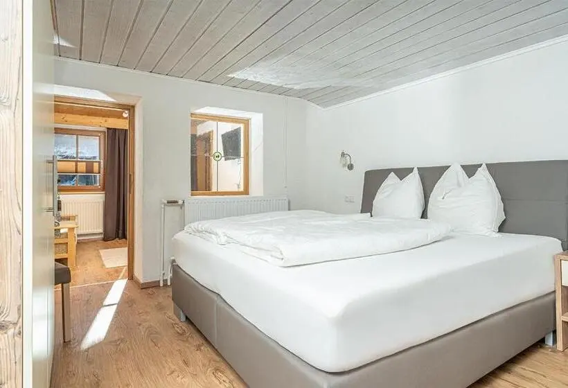 اتاق استاندارد سه نفره, Pension Berggeist