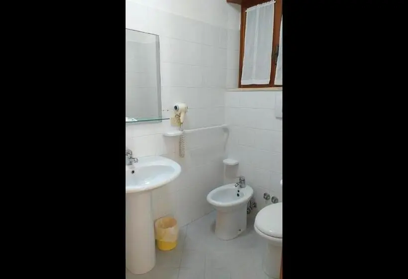 スタンダードシングルルーム, Room In Bb   Spacious Double Room By The Sea