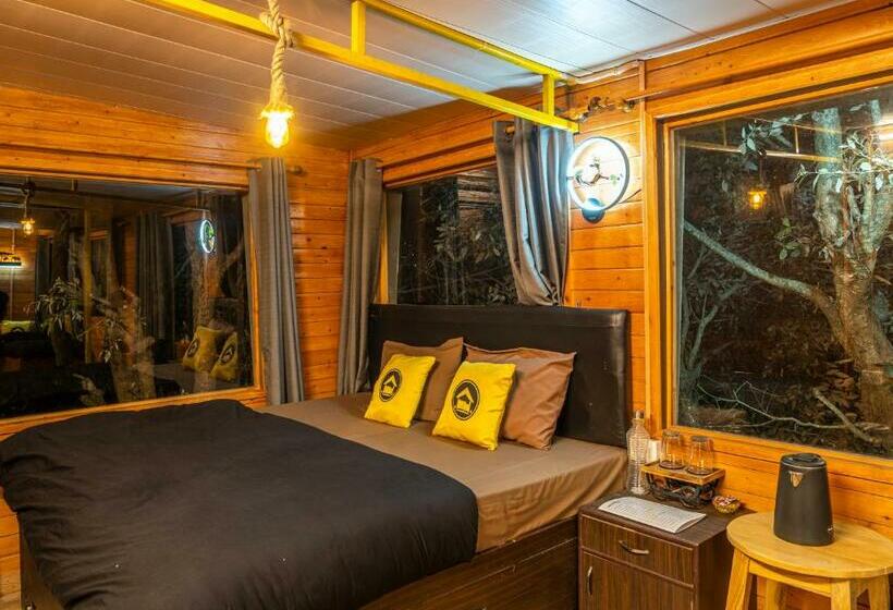 חדר דלוקס לשלושה עם נו לגינה, Lushtree Backpackers   Hostel & Cafe