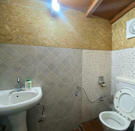 חדר סטנדרטי לשלושה עם נוף, Lushtree Backpackers   Hostel & Cafe